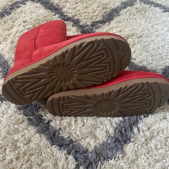 Brand new red short Uggs - Picture 4 of 5
